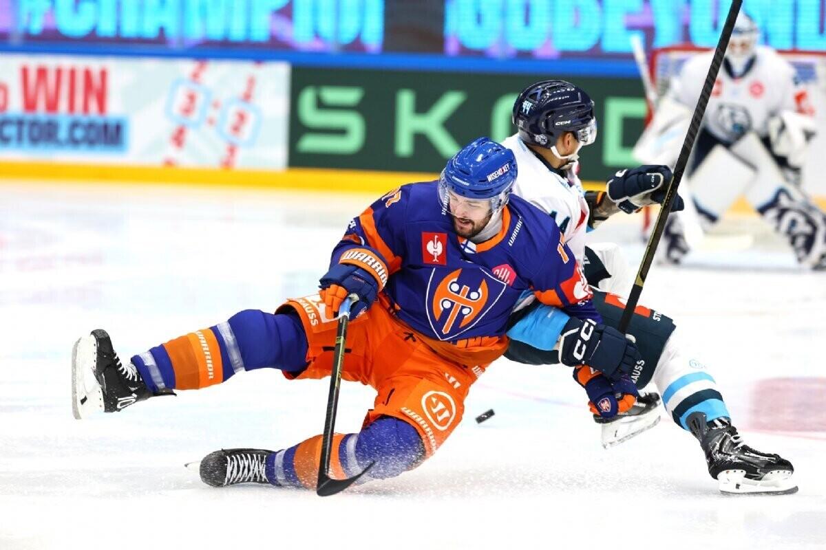 Radim Šimek v souboji s Ondřejem Pavlem z Tappary, foto: hcbilitygri.cz